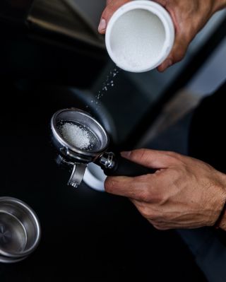 Skvělá káva začíná čistým strojem.🧽 Zbytky kávy, mastnota, vodní kámen. Všechny tyhle věci zůstávají v pákách, sprchách i...