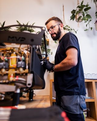 Většinu oprav vyřešíme na místě. Bez náhrad. Bez zdržení. ⚙ 👀 Sleduj nás. Jsme DEUS Technology. #coffeegrinder #coffee...